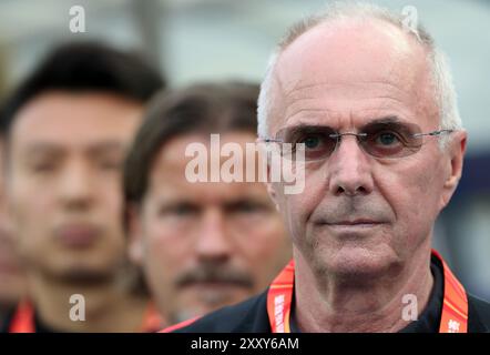 (240827) -- PEKING, 27. August 2024 (Xinhua) -- Sven-Goran Eriksson wird vor dem CFA Cup-Spiel 2016 zwischen Beijing BG FC und Shanghai SIPG in Peking, Hauptstadt Chinas, am 11. Mai 2016 gesehen. Der schwedische Fußballtrainer Sven-Goran Eriksson, der von 2001 bis 2006 England trainierte, starb am Montag im Alter von 76 Jahren nach einem Kampf gegen Bauchspeicheldrüsenkrebs. Im Januar gab Eriksson bekannt, dass er an Krebs im Endstadium leidet und „bestenfalls ein Jahr“ zu leben hat. Eriksson trainierte etwa fünf Jahre lang in China. 2013 wechselte er in die chinesische Super League, um Guangzhou R&F zu trainieren 2015 wurde er der Stockfoto