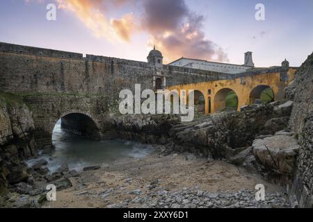 Peniche Festung mit schöner historischer Brücke bei Sonnenuntergang, in Portugal Stockfoto