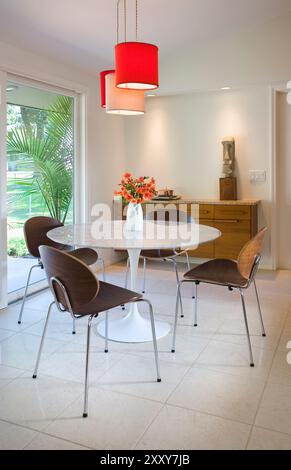 Moderner Essbereich im Stil der 50er Jahre Stockfoto