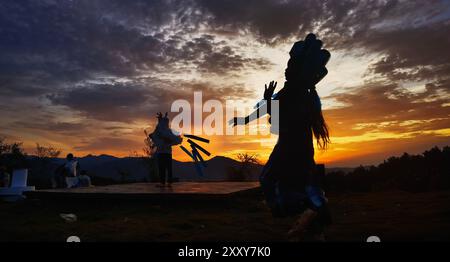 (240827) -- PEKING, 27. August 2024 (Xinhua) -- Kinder bereiten sich auf eine Opernaufführung während eines ländlichen Jugendkunstfestivals im Dorf Youyujing, Gemeinde Shuishi im Kreis Ningyuan, zentralchinesische Provinz Hunan, 25. August 2024 vor. Ein ländliches Jugendkunstfestival fand am Sonntag in einem Kunst- und Kulturaustauschzentrum im Ningyuan County statt, bei dem über 30 Kinder aus dem Dorf Youyujing und dem Dorf Duoshan verschiedene Aktivitäten genossen, wie zum Beispiel Lieder der der ethnischen Gruppe Yao zu singen und Theaterstücke in eigens gestalteten Kostümen aufzuführen. 2016 schloss Zhou Yan eine Akademie ab Stockfoto