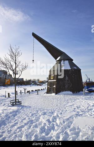 Ein alter Holzkran im Stadthafen Rostock im Winter Stockfoto