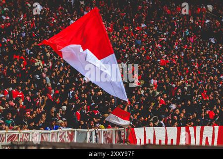 Jakarta, Indonesien - 22. Dezember 2022: Euphorie der Fans, die die indonesische Nationalmannschaft im Gelora Bung Karno-Stadion unterstützen Stockfoto