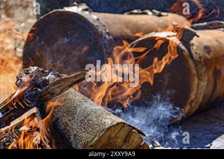 Ethnischen Trommeln in religiöse Fest genannt Candobe der Muttergottes vom Rosenkranz in Lagoa Santa, Minas Gerais in der Nähe der Feuer, damit das Leder stretch Ein Stockfoto