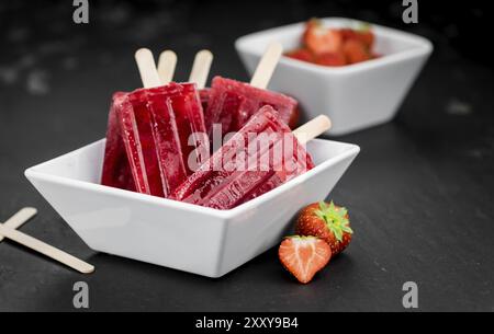 Schieferplatte mit hausgemachtem Erdbeermotiv (selektiver Fokus, Nahaufnahme) Stockfoto