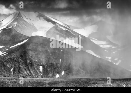 Schneeschauer über dem Mount Katotjakka, Norrbotten, Lappland, Schweden, Juli 2013, Europa Stockfoto