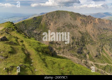 Blick von Mount Snowdon, Snowdonia, Gwynedd, Wales, Großbritannien, Blick nach Norden auf Garnedd Ugain, den PYG Track und den Miner's Track Stockfoto