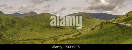 Snowdonia Landschaft auf der Straße zwischen Capel Curig und Beddgelert, mit dem Tal des Flusses Glaslyn und Mount Snowdon im Hintergrund, Gwynedd, Stockfoto