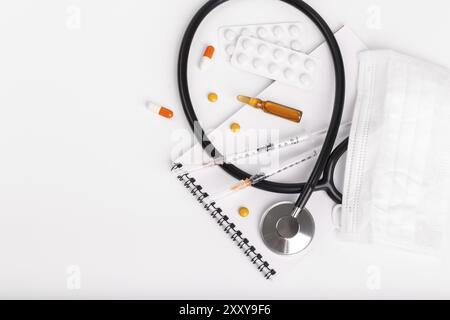 Medizinische Objekte flach weißen Hintergrund Spritzen mit Pillen und Ampulle Stockfoto