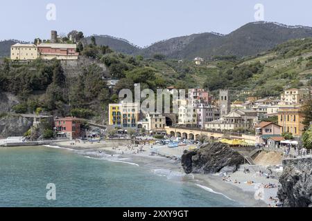 MONTEROSSO, LIGURIEN/ITALIEN, 22. APRIL : Blick auf die Küste von Monterosso Ligurien Italien am 22. April 2019. Nicht identifizierte Personen Stockfoto