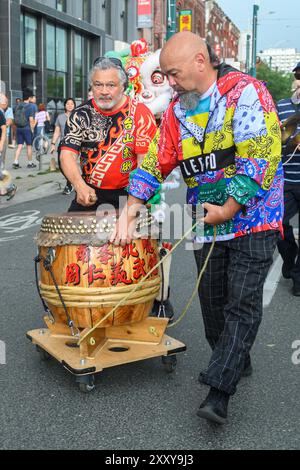 Toronto, ON, Kanada – 17. August 2024: Schlagzeuger schlagen die Schlagzeuger beim Toronto Chinatown Festival 2024. Stockfoto