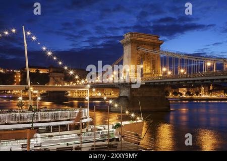 Stadt Budapest bei Nacht mit Kettenbrücke über die Donau, Hauptstadt von Ungarn Stockfoto