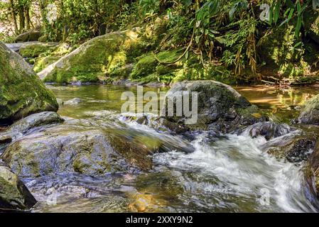 Kleiner Fluss und Wasserfall zwischen den Felsen der Itatiaia-Nationalpark in Penedo, Rio De Janeiro Stockfoto