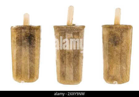 Cola Popsicles (Nahaufnahme, selektiver Fokus) isoliert auf weißem Hintergrund Stockfoto