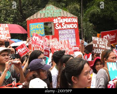 Manila, Philippinen. August 2024. Anhänger des Makabayan-Blocks trafen sich mit Plakaten während der Demonstration in Liwasang Bonifacio. An diesem Nationalheldentag, dem 26. August, präsentierte der Makabayan-Block seinen Senatsvortrag für die bevorstehenden Halbzeitwahlen 2025 in Liwasang Bonifacio in Manila. Quelle: SOPA Images Limited/Alamy Live News Stockfoto