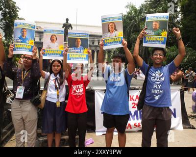 Manila, Philippinen. August 2024. Junge Aktivisten halten Plakate von fünf senatorischen Kandidaten des Makabayan-Blocks. An diesem Nationalheldentag, dem 26. August, präsentierte der Makabayan-Block seinen Senatsvortrag für die bevorstehenden Halbzeitwahlen 2025 in Liwasang Bonifacio in Manila. Quelle: SOPA Images Limited/Alamy Live News Stockfoto