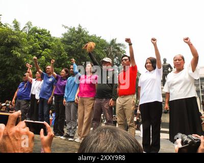 Manila, Philippinen. August 2024. Die zehn Senatskandidaten des Makabayan-Blocks heben ihre Fäuste, bevor sie den Protest in Liwasang Bonifacio beenden. An diesem Nationalheldentag, dem 26. August, präsentierte der Makabayan-Block seinen Senatsvortrag für die bevorstehenden Halbzeitwahlen 2025 in Liwasang Bonifacio in Manila. Quelle: SOPA Images Limited/Alamy Live News Stockfoto