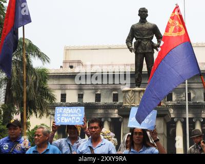 Manila, Philippinen. August 2024. Während der Demonstration in Liwasang Bonifacio stehen Demonstranten vor der Statue des philippinischen Revolutionärführers Andres Bonifacio. An diesem Nationalheldentag, dem 26. August, präsentierte der Makabayan-Block seinen Senatsvortrag für die bevorstehenden Halbzeitwahlen 2025 in Liwasang Bonifacio in Manila. Quelle: SOPA Images Limited/Alamy Live News Stockfoto