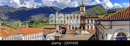 Panoramablick von oben auf den zentralen Platz der historischen Stadt Ouro Preto mit dem Museum des Unbewusstseins und den Hügeln im Hintergrund Stockfoto