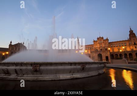 Brunnen vor der Plaza de Espana in Sevilla bei Nacht, Spanien, Europa Stockfoto