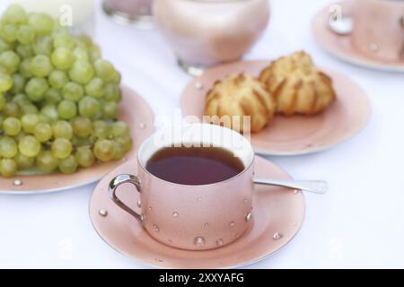 Tisch im Garten wird zum Tee serviert. Stockfoto