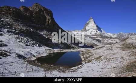 Riffelsee und Matterhorn im Herbst. Reiseziel in der Schweiz Stockfoto