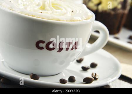 Costa Coffee ist ein britisches multinationales Kaffeehausunternehmen mit Hauptsitz in Dunstable, Bedfordshire, der zweitgrößten Kaffeehauskette der Welt Stockfoto