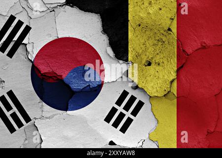 Flagge von Südkorea und Belgien auf gerissene Wand gemalt Stockfoto