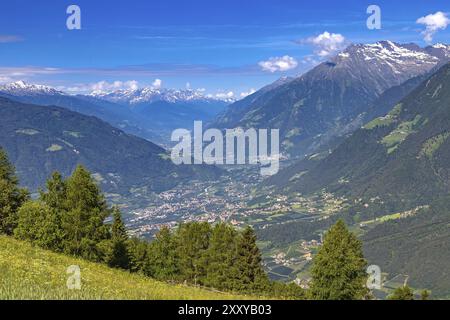 Blick auf das Vinschgau vom Taser Höhenweg oberhalb der Schenna bei Meran, Südtirol Stockfoto