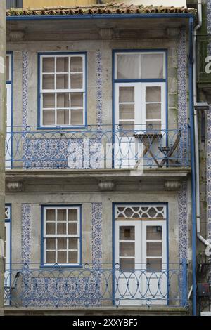 Fenster, Balkone und blaue Azulejos an der Fassade eines Hauses im historischen Zentrum von Porto, Portugal, Europa Stockfoto