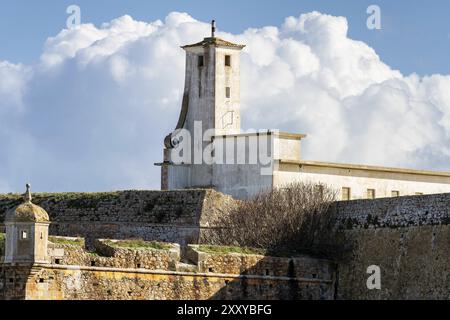 Peniche Festung mit schönen historischen weißen Gebäude und Mauern, in Portugal Stockfoto