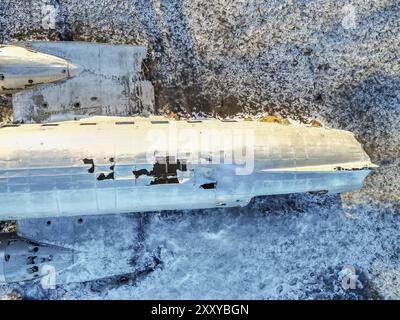 Drohnenansicht des abgestürzten Flugzeugs am gefrorenen Strand Solheimasandur im Winter, Island. Detailaufnahme der Overhead-Aufnahme Stockfoto