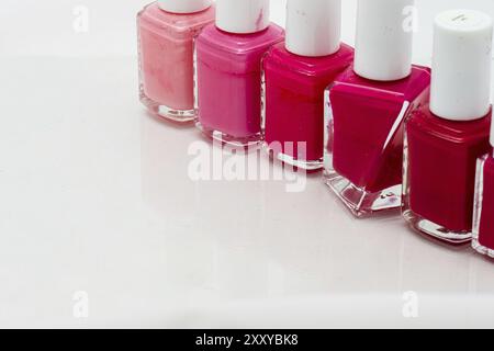 Reihe von Nagellackflaschen in verschiedenen Rosa Farben Stockfoto