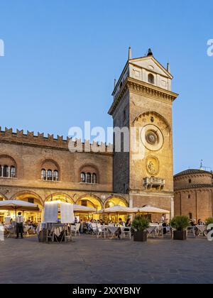 Torre Dell'Orologio und Palazzo della Ragione, Piazza delle Erbe, Mantua, Mantova, Italien, Europa Stockfoto