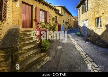 Kleine Straße im Dorf Theize in Beaujolais, Dorf der goldenen Felsen, Burgund, Frankreich, Europa Stockfoto