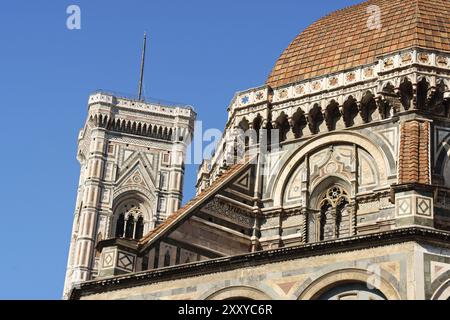 Dom Santa Maria del Fiore oder Kathedrale von Florenz, Detail der Kuppel von Brunelleschi und des Glockenturms Giotto vor dem blauen Himmel Stockfoto