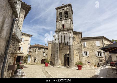 Die Kirche von Saint Pierre in der kleinen Stadt Labeaume, Südfrankreich. Stockfoto