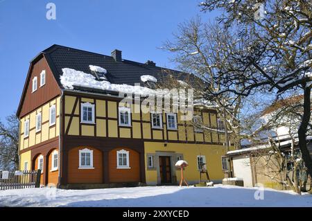 Haus im Tudorstil in der Oberlausitz, Sachsen, im Winter. Fachwerkhaus in der Oberlausitz, Sachsen, im Winter Stockfoto