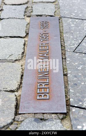 Stahlblech mit Text berliner mauer berliner mauer berliner mauer in berlin Stockfoto