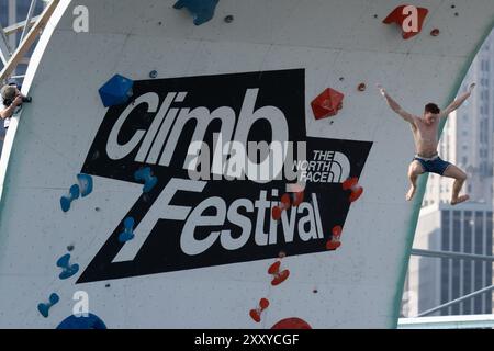 Brooklyn, Usa. August 2024. Beim North Face Climb Festival am Pier 5 im Brooklyn Bridge Park in New York City springt ein Kletterer ins Wasser. Die North Face Company veranstaltete ein Climb Festival im Brooklyn Bridge Park Credit: SOPA Images Limited/Alamy Live News Stockfoto