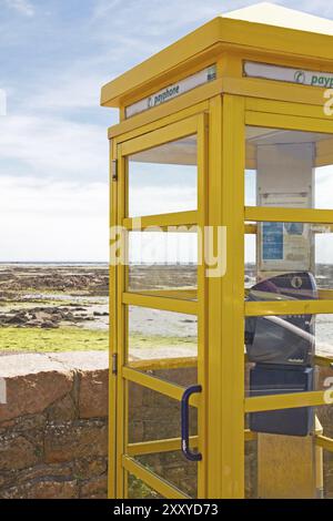 Gelbe Telefonbox auf der Kanalinsel Jersey (UK) Stockfoto