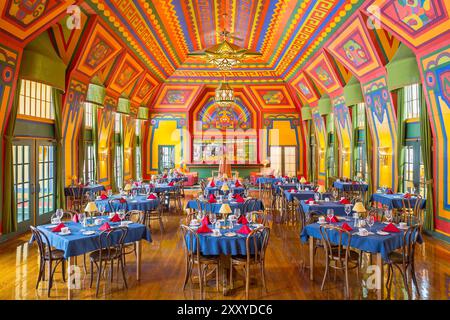 Farbenfroher großer Speisesaal der Naniboujou Lodge mit Blick auf die Rezeption Stockfoto