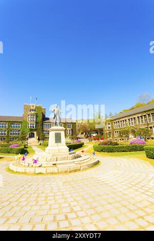 Ivy-überdachte Backsteingebäude umgeben das Quadrat mit der Horace Grant Underwood-Statue an der ehrwürdigen Yonsei University in Sinchon, Seoul, Südkorea. Vertic Stockfoto