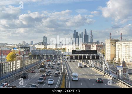 Moskau, Russland - 01.Oktober 2016. Blick auf die Andrejewski-Brücke und ein Business Center Moskau-Stadt Stockfoto