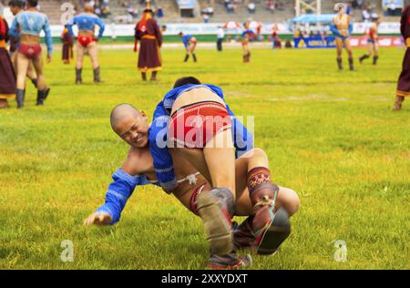 Ulaanbaatar, Mongolei, 11. Juni 2007: Ein junger Wrestler wird beim Wrestling-Match im National Sports Stadium am Naadam zu Boden geworfen Stockfoto