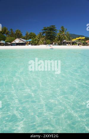 Ein wirklich weißer Sandstrand und kristallklares Wasser, das einem Swimmingpool auf dem Inselparadies Ko Lipe, Thailand, Asien ähnelt Stockfoto