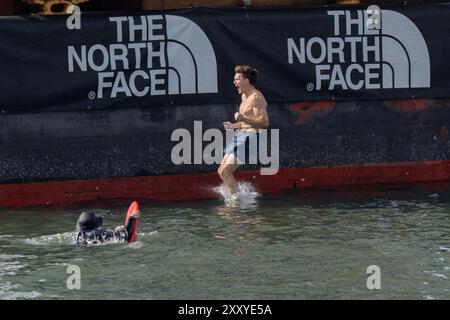 Brooklyn, Usa. August 2024. Beim North Face Climb Festival am Pier 5 im Brooklyn Bridge Park in New York City springt ein Kletterer ins Wasser. Die North Face Company veranstaltete ein Climb Festival im Brooklyn Bridge Park (Foto: Derek French/SOPA Images/SIPA USA) Credit: SIPA USA/Alamy Live News Stockfoto