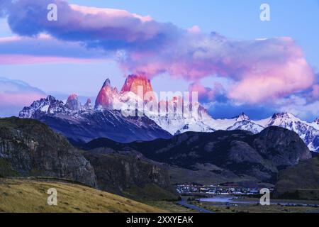 Mount Fitz Roy und El Chalten Dorf bei Sonnenaufgang Stockfoto