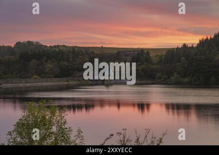 Am Abend Blick auf die Pontsticill Behälter und Ventil Turm in der Nähe von Merthyr Tydfil, Mid Glamorgan, Wales, Großbritannien Stockfoto