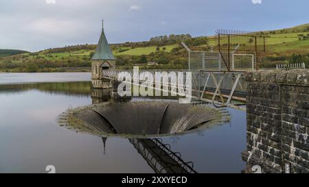 Abendblick über das Pontsticill Reservoir in der Nähe von Merthyr Tydfil, Mid Glamorgan, Wales, Großbritannien, mit dem Overflow und dem Ventilturm Stockfoto