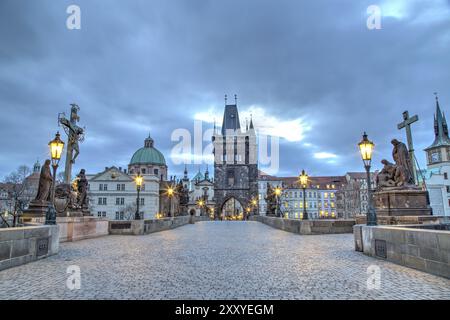 Prag, Tschechische Republik, 21. März 2017: Die berühmte Karlsbrücke am Morgen, Europa Stockfoto